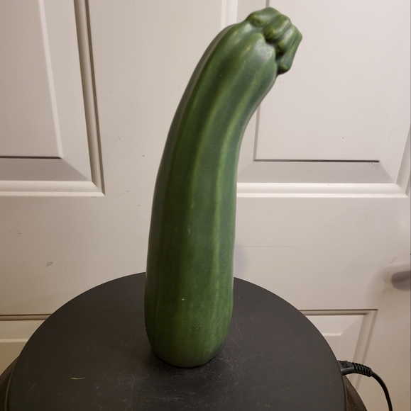 Matte Green Zucchini Ceramic Vase Signed Patricia Garrett 9.3" - Picture 3 of 10